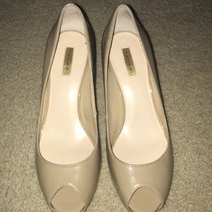 Tahari nude pump heels